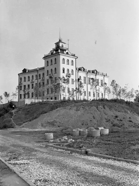 На Октябрьском проспекте нельзя не обратить внимания на величественное здание Владимирского политехнического колледжа. Его северный фасад построен в виде полудуги, что позволило ему органично вписаться в рельеф местности. Пожалуй, это единственное во Владимире строение, где применён такой архитектурный прием. Очень украсила его и угловая башня, которая как бы объединяет две части этого здания. Но таким эффектным оно стало не сразу…