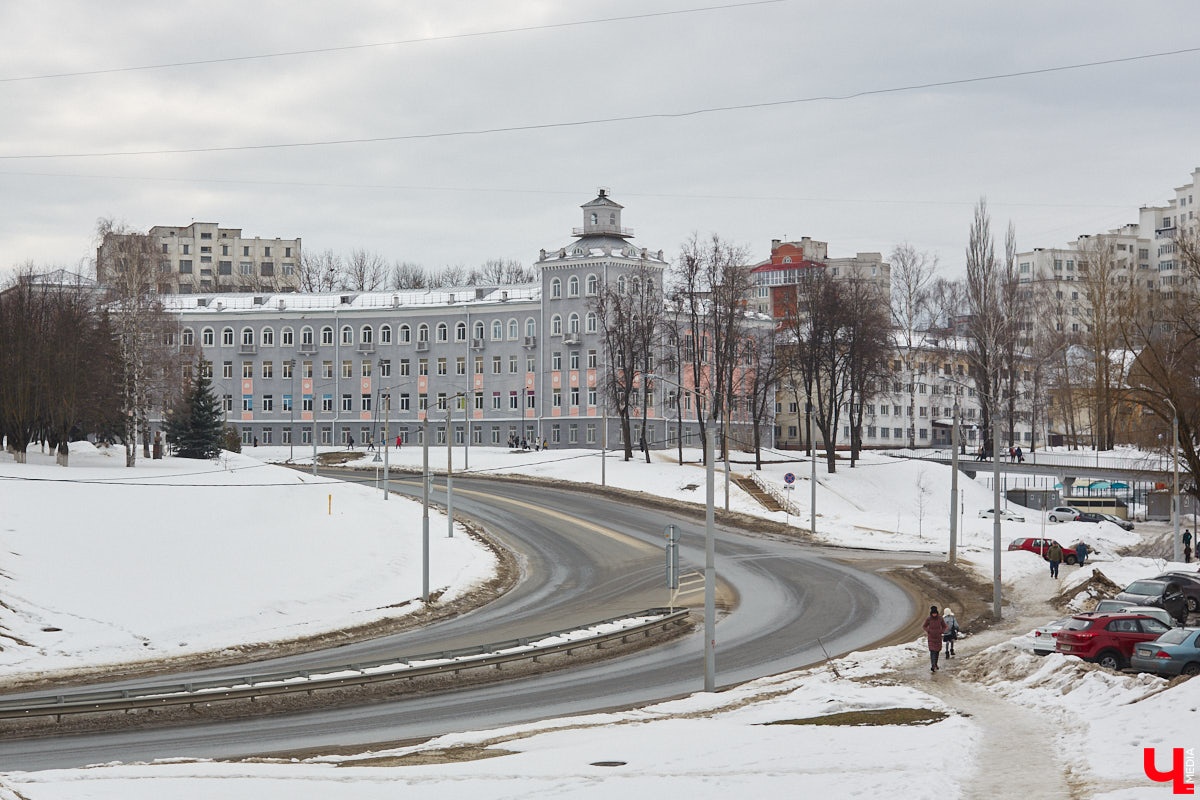 На Октябрьском проспекте нельзя не обратить внимания на величественное здание Владимирского политехнического колледжа. Его северный фасад построен в виде полудуги, что позволило ему органично вписаться в рельеф местности. Пожалуй, это единственное во Владимире строение, где применён такой архитектурный прием. Очень украсила его и угловая башня, которая как бы объединяет две части этого здания. Но таким эффектным оно стало не сразу…