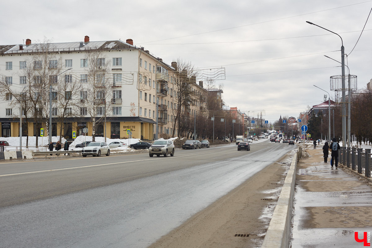 На Октябрьском проспекте нельзя не обратить внимания на величественное здание Владимирского политехнического колледжа. Его северный фасад построен в виде полудуги, что позволило ему органично вписаться в рельеф местности. Пожалуй, это единственное во Владимире строение, где применён такой архитектурный прием. Очень украсила его и угловая башня, которая как бы объединяет две части этого здания. Но таким эффектным оно стало не сразу…