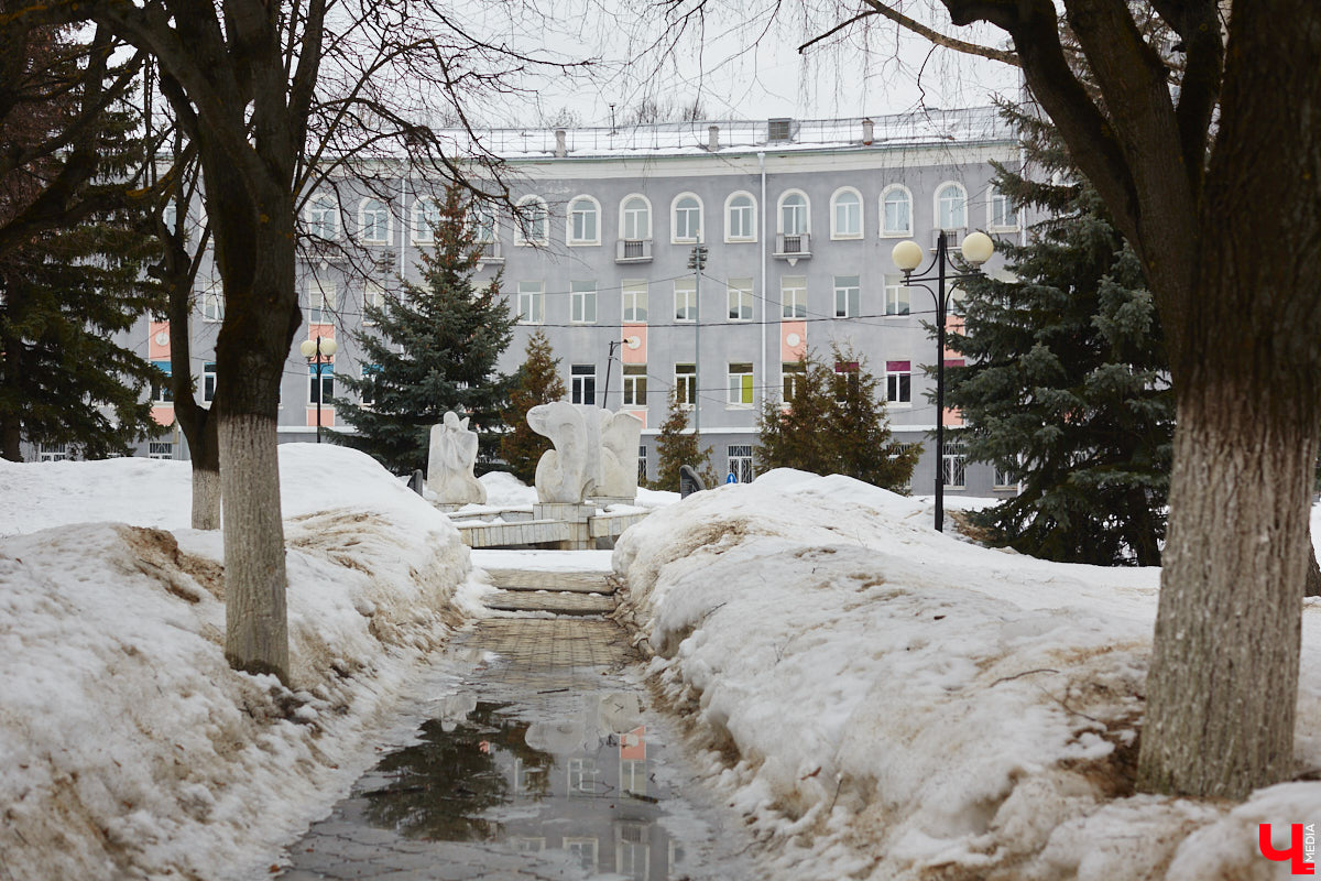 На Октябрьском проспекте нельзя не обратить внимания на величественное здание Владимирского политехнического колледжа. Его северный фасад построен в виде полудуги, что позволило ему органично вписаться в рельеф местности. Пожалуй, это единственное во Владимире строение, где применён такой архитектурный прием. Очень украсила его и угловая башня, которая как бы объединяет две части этого здания. Но таким эффектным оно стало не сразу…