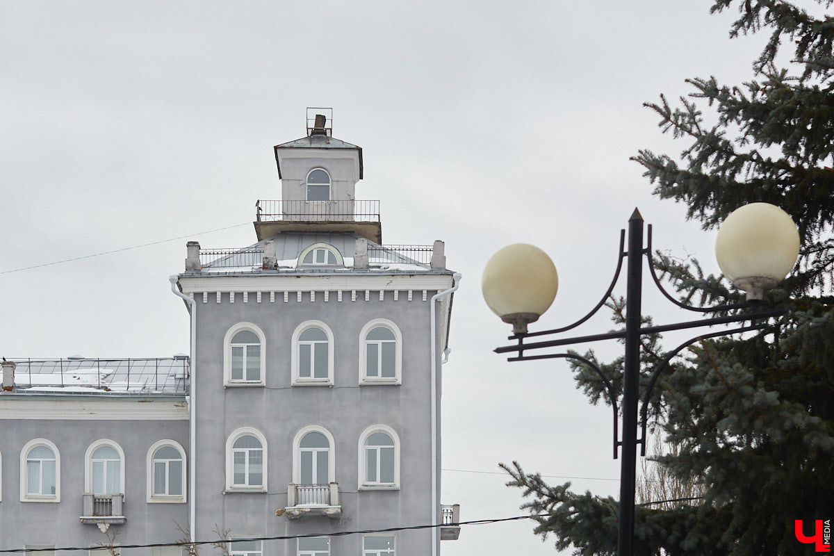 На Октябрьском проспекте нельзя не обратить внимания на величественное здание Владимирского политехнического колледжа. Его северный фасад построен в виде полудуги, что позволило ему органично вписаться в рельеф местности. Пожалуй, это единственное во Владимире строение, где применён такой архитектурный прием. Очень украсила его и угловая башня, которая как бы объединяет две части этого здания. Но таким эффектным оно стало не сразу…