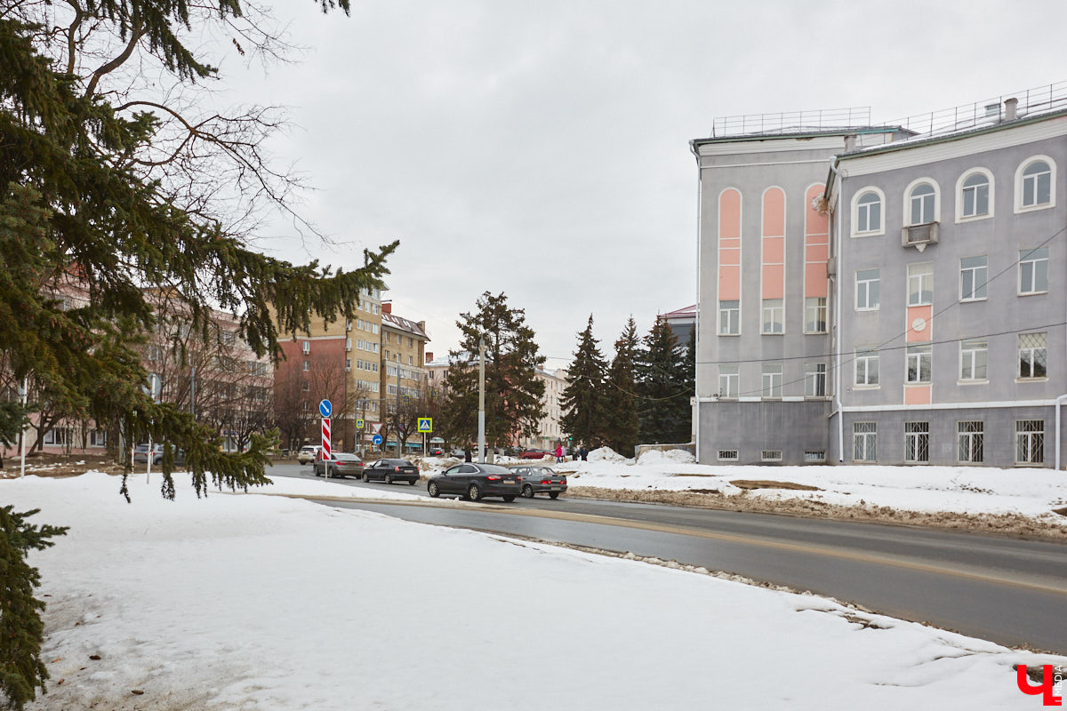 На Октябрьском проспекте нельзя не обратить внимания на величественное здание Владимирского политехнического колледжа. Его северный фасад построен в виде полудуги, что позволило ему органично вписаться в рельеф местности. Пожалуй, это единственное во Владимире строение, где применён такой архитектурный прием. Очень украсила его и угловая башня, которая как бы объединяет две части этого здания. Но таким эффектным оно стало не сразу…