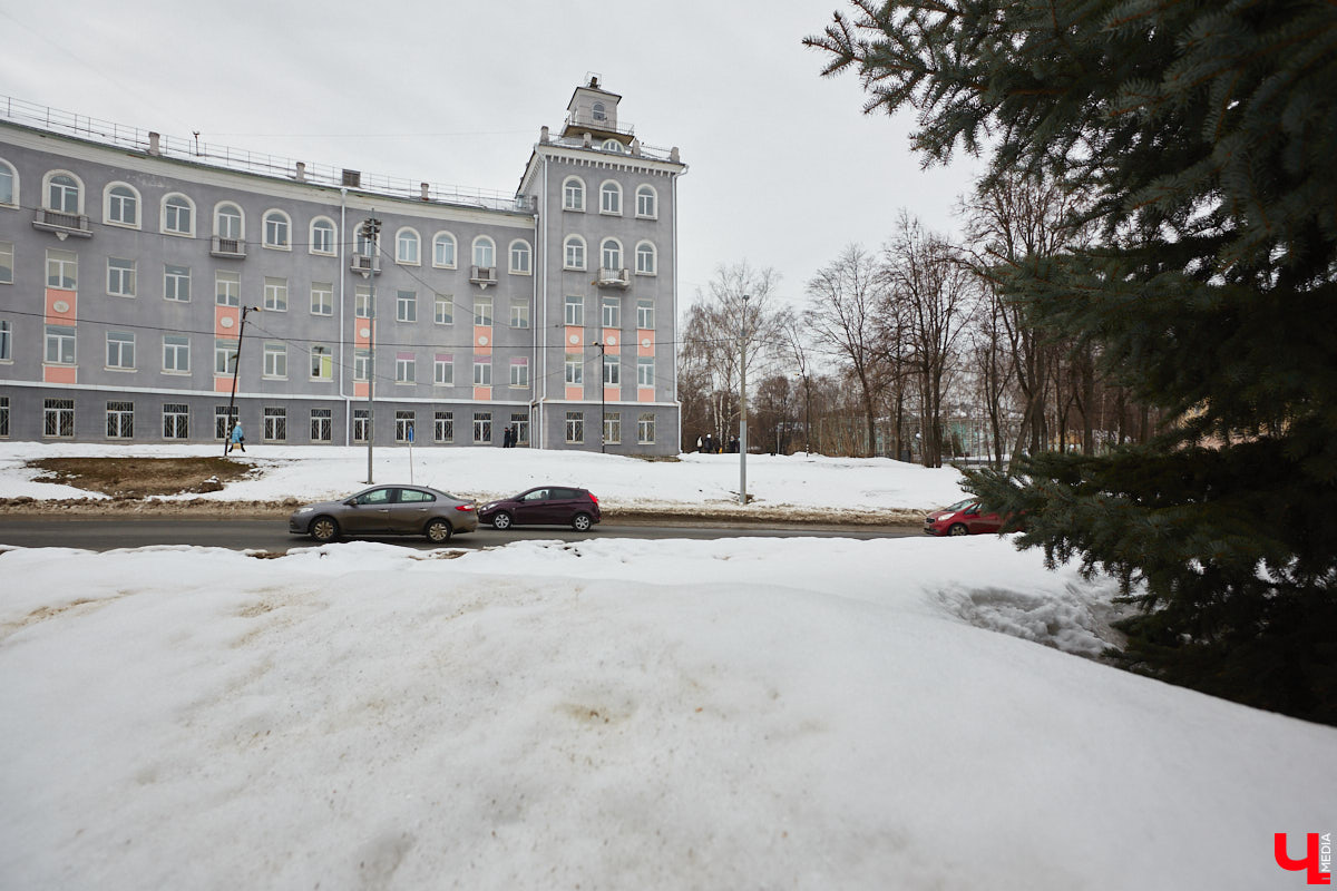 На Октябрьском проспекте нельзя не обратить внимания на величественное здание Владимирского политехнического колледжа. Его северный фасад построен в виде полудуги, что позволило ему органично вписаться в рельеф местности. Пожалуй, это единственное во Владимире строение, где применён такой архитектурный прием. Очень украсила его и угловая башня, которая как бы объединяет две части этого здания. Но таким эффектным оно стало не сразу…