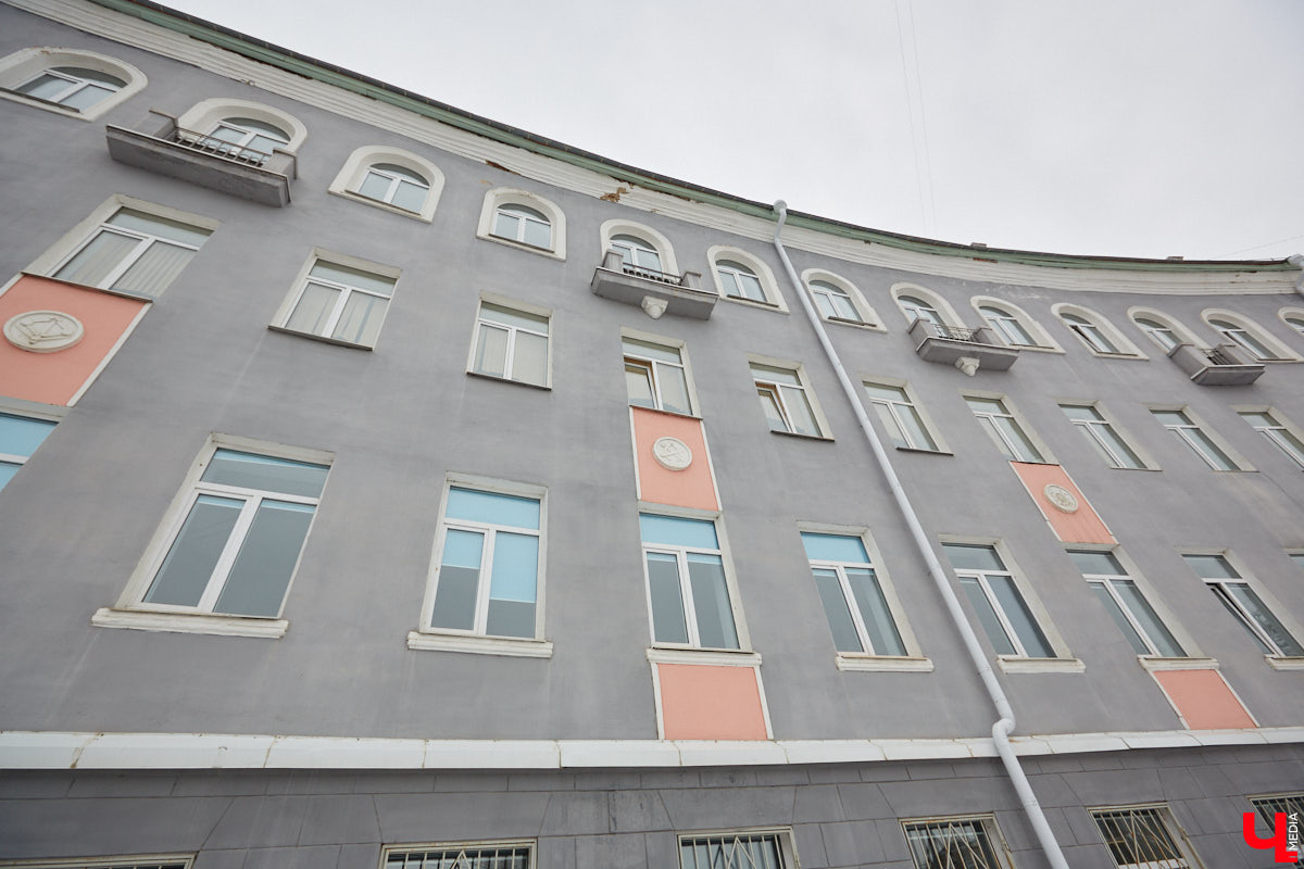 На Октябрьском проспекте нельзя не обратить внимания на величественное здание Владимирского политехнического колледжа. Его северный фасад построен в виде полудуги, что позволило ему органично вписаться в рельеф местности. Пожалуй, это единственное во Владимире строение, где применён такой архитектурный прием. Очень украсила его и угловая башня, которая как бы объединяет две части этого здания. Но таким эффектным оно стало не сразу…