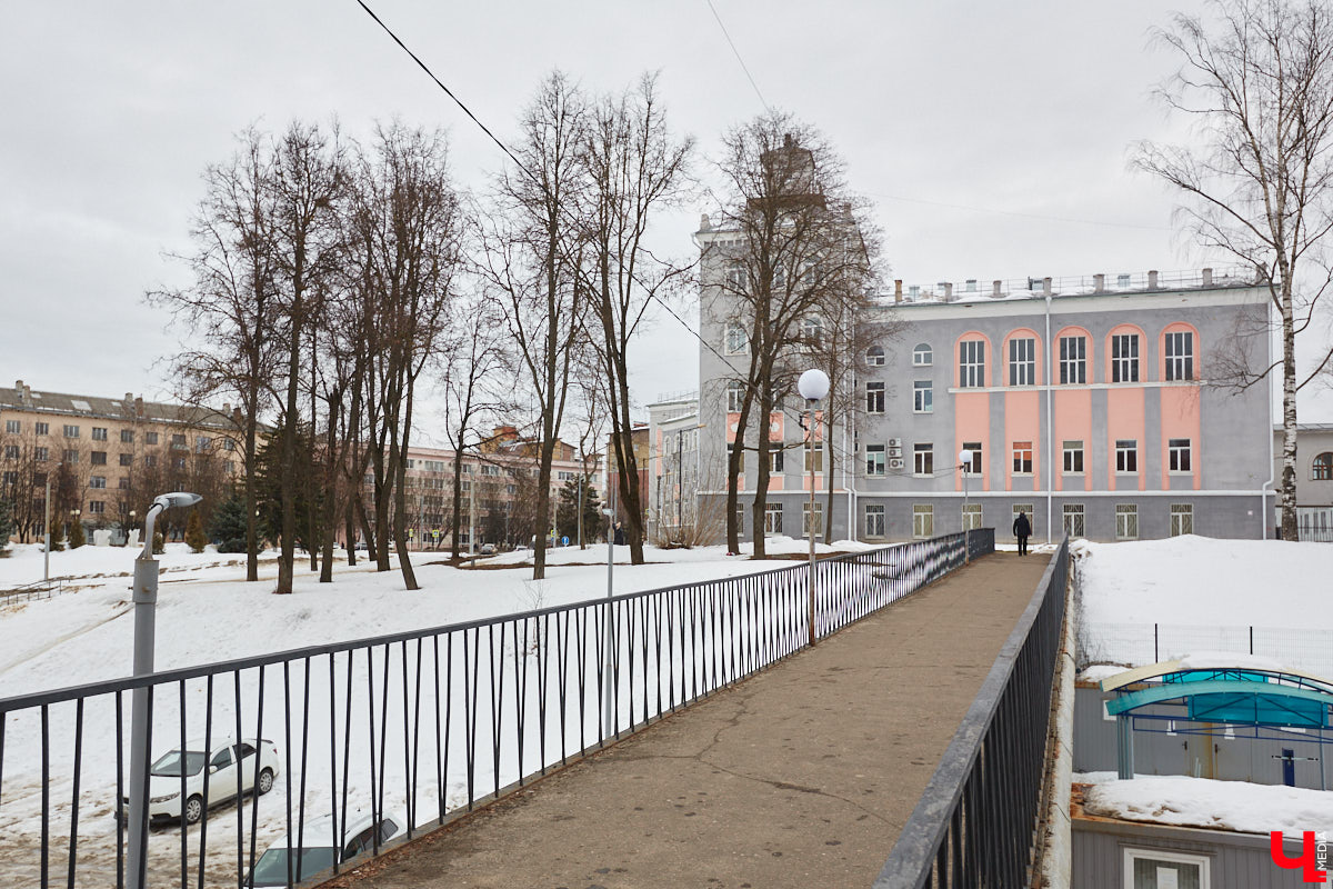 На Октябрьском проспекте нельзя не обратить внимания на величественное здание Владимирского политехнического колледжа. Его северный фасад построен в виде полудуги, что позволило ему органично вписаться в рельеф местности. Пожалуй, это единственное во Владимире строение, где применён такой архитектурный прием. Очень украсила его и угловая башня, которая как бы объединяет две части этого здания. Но таким эффектным оно стало не сразу…