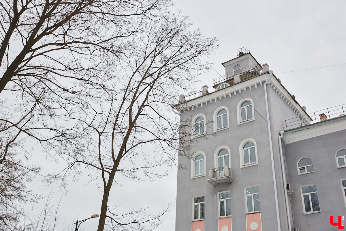 На Октябрьском проспекте нельзя не обратить внимания на величественное здание Владимирского политехнического колледжа. Его северный фасад построен в виде полудуги, что позволило ему органично вписаться в рельеф местности. Пожалуй, это единственное во Владимире строение, где применён такой архитектурный прием. Очень украсила его и угловая башня, которая как бы объединяет две части этого здания. Но таким эффектным оно стало не сразу…