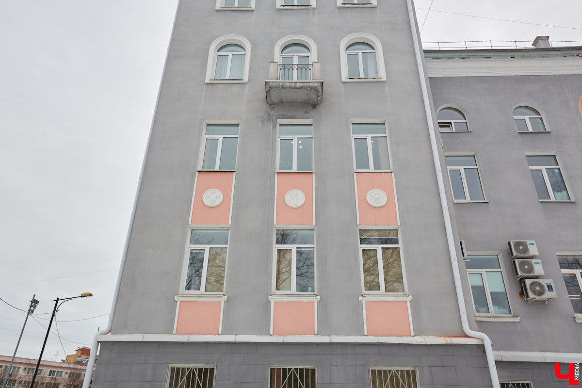 На Октябрьском проспекте нельзя не обратить внимания на величественное здание Владимирского политехнического колледжа. Его северный фасад построен в виде полудуги, что позволило ему органично вписаться в рельеф местности. Пожалуй, это единственное во Владимире строение, где применён такой архитектурный прием. Очень украсила его и угловая башня, которая как бы объединяет две части этого здания. Но таким эффектным оно стало не сразу…