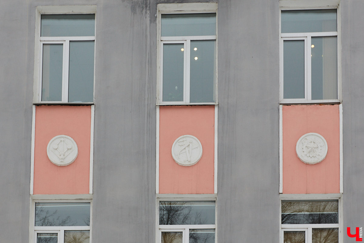 На Октябрьском проспекте нельзя не обратить внимания на величественное здание Владимирского политехнического колледжа. Его северный фасад построен в виде полудуги, что позволило ему органично вписаться в рельеф местности. Пожалуй, это единственное во Владимире строение, где применён такой архитектурный прием. Очень украсила его и угловая башня, которая как бы объединяет две части этого здания. Но таким эффектным оно стало не сразу…