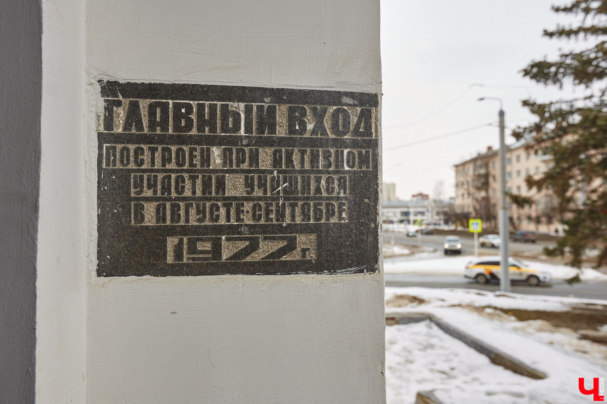 На Октябрьском проспекте нельзя не обратить внимания на величественное здание Владимирского политехнического колледжа. Его северный фасад построен в виде полудуги, что позволило ему органично вписаться в рельеф местности. Пожалуй, это единственное во Владимире строение, где применён такой архитектурный прием. Очень украсила его и угловая башня, которая как бы объединяет две части этого здания. Но таким эффектным оно стало не сразу…