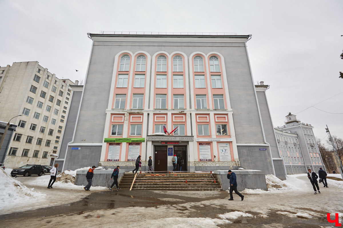 На Октябрьском проспекте нельзя не обратить внимания на величественное здание Владимирского политехнического колледжа. Его северный фасад построен в виде полудуги, что позволило ему органично вписаться в рельеф местности. Пожалуй, это единственное во Владимире строение, где применён такой архитектурный прием. Очень украсила его и угловая башня, которая как бы объединяет две части этого здания. Но таким эффектным оно стало не сразу…