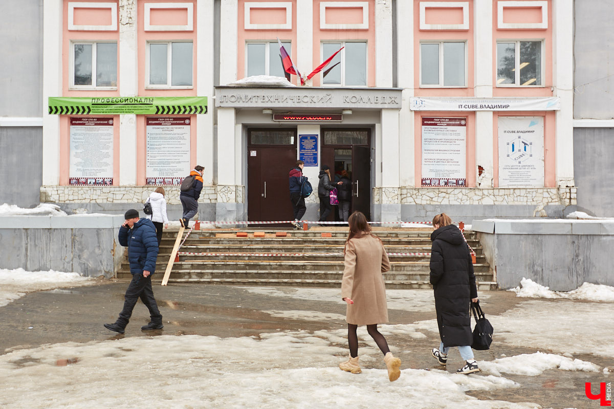 На Октябрьском проспекте нельзя не обратить внимания на величественное здание Владимирского политехнического колледжа. Его северный фасад построен в виде полудуги, что позволило ему органично вписаться в рельеф местности. Пожалуй, это единственное во Владимире строение, где применён такой архитектурный прием. Очень украсила его и угловая башня, которая как бы объединяет две части этого здания. Но таким эффектным оно стало не сразу…