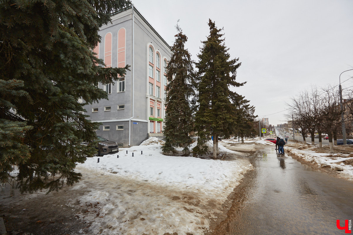 На Октябрьском проспекте нельзя не обратить внимания на величественное здание Владимирского политехнического колледжа. Его северный фасад построен в виде полудуги, что позволило ему органично вписаться в рельеф местности. Пожалуй, это единственное во Владимире строение, где применён такой архитектурный прием. Очень украсила его и угловая башня, которая как бы объединяет две части этого здания. Но таким эффектным оно стало не сразу…