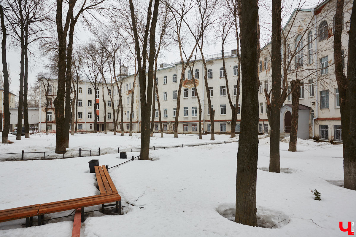 На Октябрьском проспекте нельзя не обратить внимания на величественное здание Владимирского политехнического колледжа. Его северный фасад построен в виде полудуги, что позволило ему органично вписаться в рельеф местности. Пожалуй, это единственное во Владимире строение, где применён такой архитектурный прием. Очень украсила его и угловая башня, которая как бы объединяет две части этого здания. Но таким эффектным оно стало не сразу…
