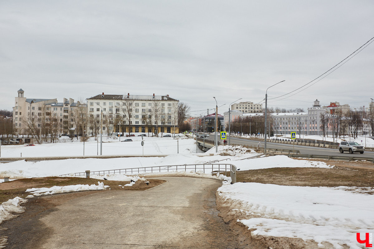 На Октябрьском проспекте нельзя не обратить внимания на величественное здание Владимирского политехнического колледжа. Его северный фасад построен в виде полудуги, что позволило ему органично вписаться в рельеф местности. Пожалуй, это единственное во Владимире строение, где применён такой архитектурный прием. Очень украсила его и угловая башня, которая как бы объединяет две части этого здания. Но таким эффектным оно стало не сразу…