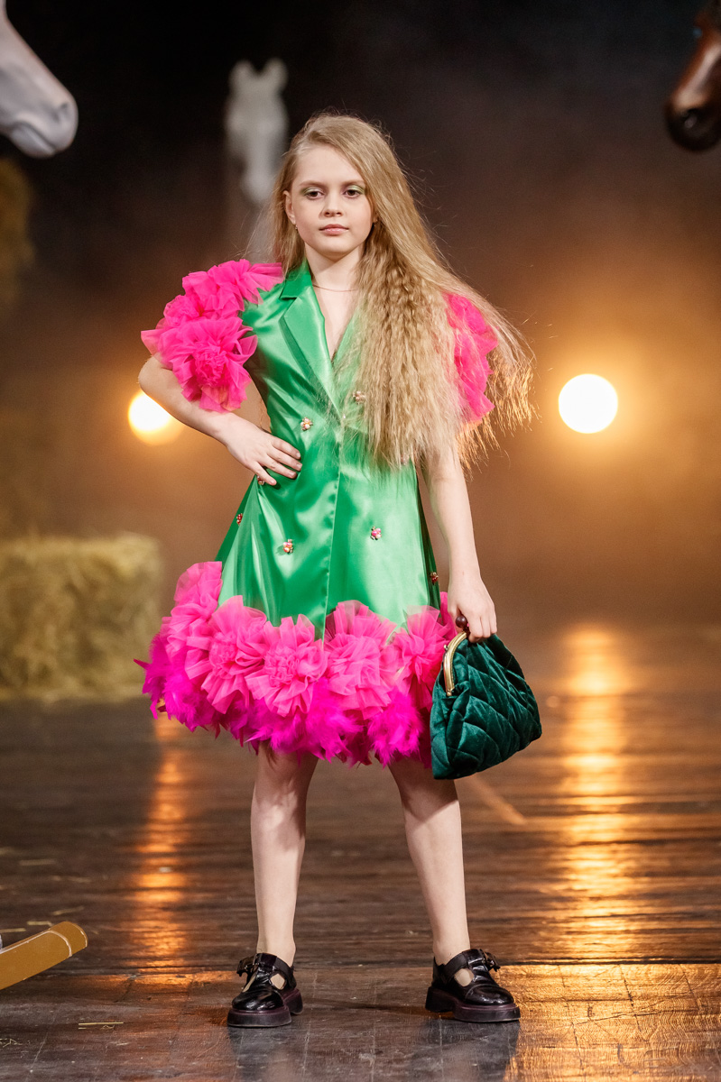 Райские птицы, выплывающие из тумана. Дизайнер детской одежды Наталья Рязанова вновь «выгуляла» свою яркую и сочную коллекцию Juicy flowers на роскошном подиуме. На сей раз она и ее дети-модели побывали на Magic Fashion Week в Москве. О том, какое волшебство там творилось, читайте у нас!