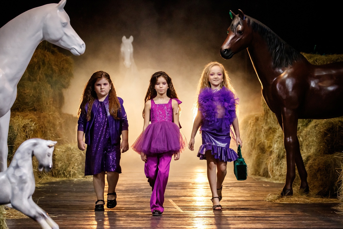 Райские птицы, выплывающие из тумана. Дизайнер детской одежды Наталья Рязанова вновь «выгуляла» свою яркую и сочную коллекцию Juicy flowers на роскошном подиуме. На сей раз она и ее дети-модели побывали на Magic Fashion Week в Москве. О том, какое волшебство там творилось, читайте у нас!