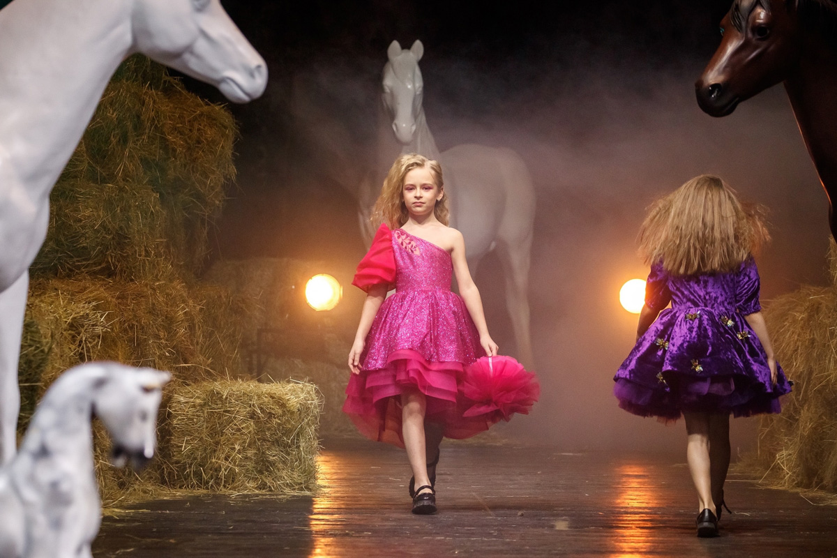 Райские птицы, выплывающие из тумана. Дизайнер детской одежды Наталья Рязанова вновь «выгуляла» свою яркую и сочную коллекцию Juicy flowers на роскошном подиуме. На сей раз она и ее дети-модели побывали на Magic Fashion Week в Москве. О том, какое волшебство там творилось, читайте у нас!