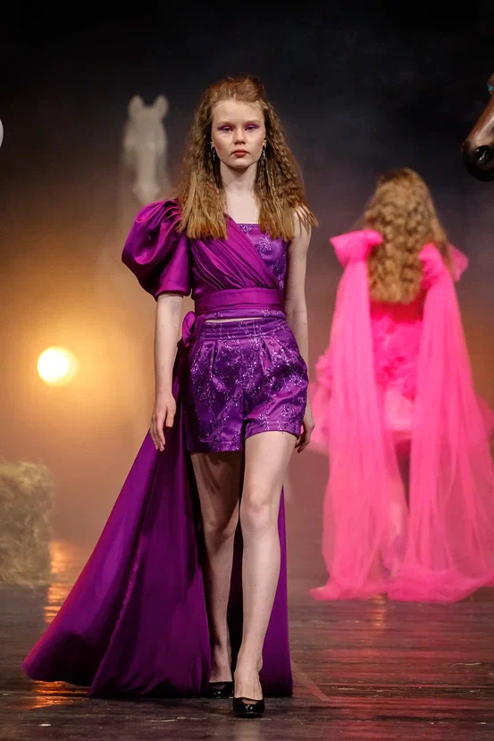 Райские птицы, выплывающие из тумана. Дизайнер детской одежды Наталья Рязанова вновь «выгуляла» свою яркую и сочную коллекцию Juicy flowers на роскошном подиуме. На сей раз она и ее дети-модели побывали на Magic Fashion Week в Москве. О том, какое волшебство там творилось, читайте у нас!