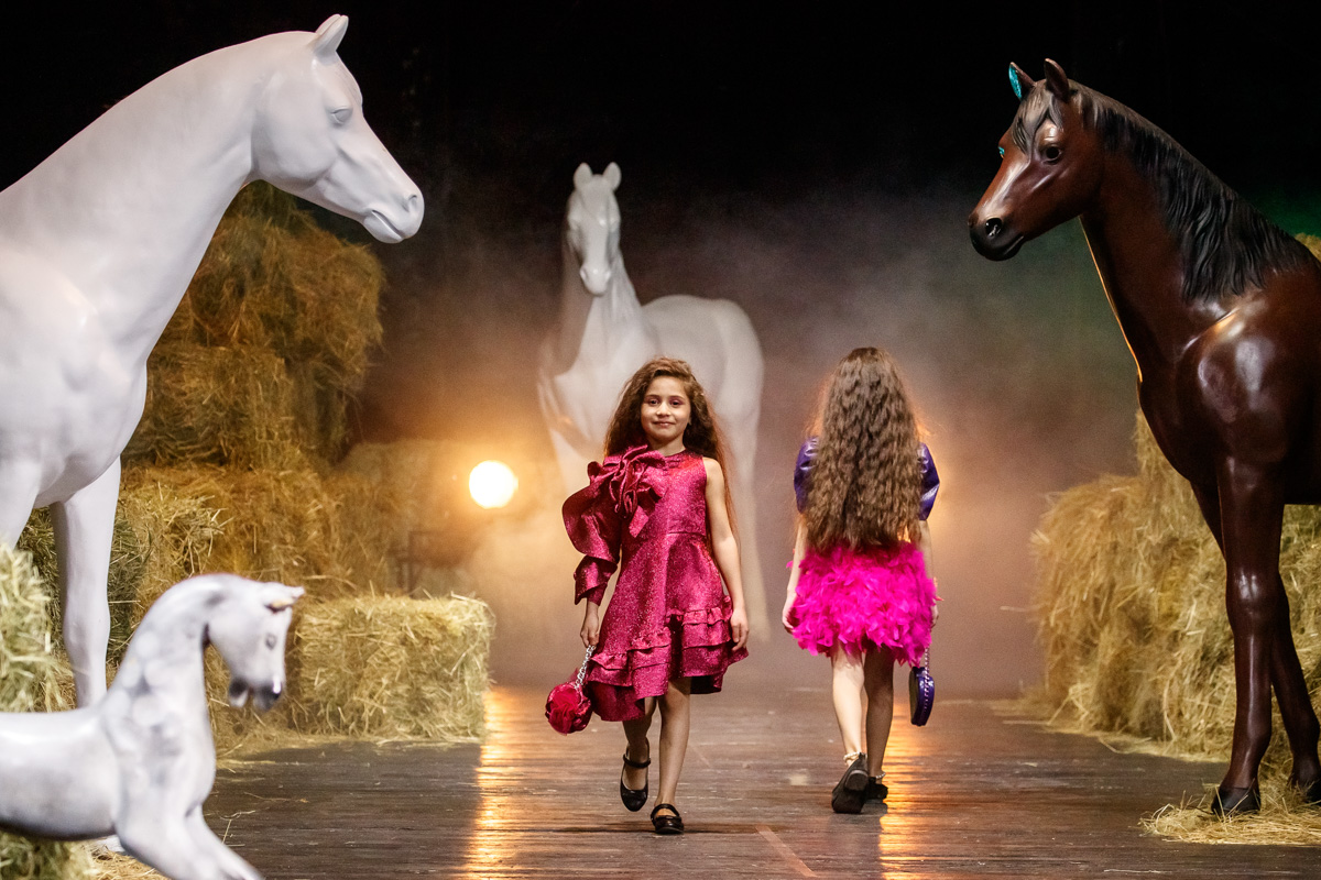 Райские птицы, выплывающие из тумана. Дизайнер детской одежды Наталья Рязанова вновь «выгуляла» свою яркую и сочную коллекцию Juicy flowers на роскошном подиуме. На сей раз она и ее дети-модели побывали на Magic Fashion Week в Москве. О том, какое волшебство там творилось, читайте у нас!