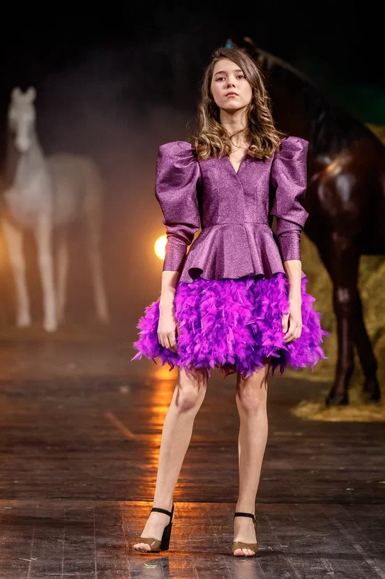 Райские птицы, выплывающие из тумана. Дизайнер детской одежды Наталья Рязанова вновь «выгуляла» свою яркую и сочную коллекцию Juicy flowers на роскошном подиуме. На сей раз она и ее дети-модели побывали на Magic Fashion Week в Москве. О том, какое волшебство там творилось, читайте у нас!