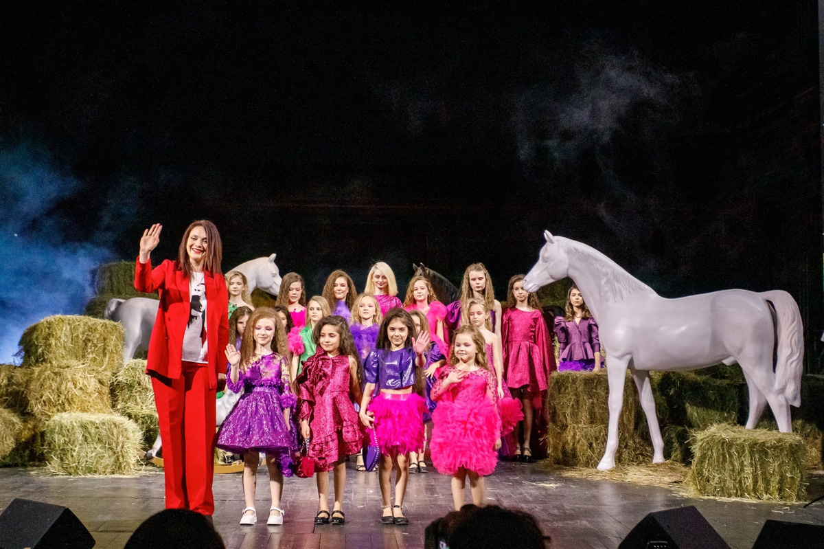 Райские птицы, выплывающие из тумана. Дизайнер детской одежды Наталья Рязанова вновь «выгуляла» свою яркую и сочную коллекцию Juicy flowers на роскошном подиуме. На сей раз она и ее дети-модели побывали на Magic Fashion Week в Москве. О том, какое волшебство там творилось, читайте у нас!