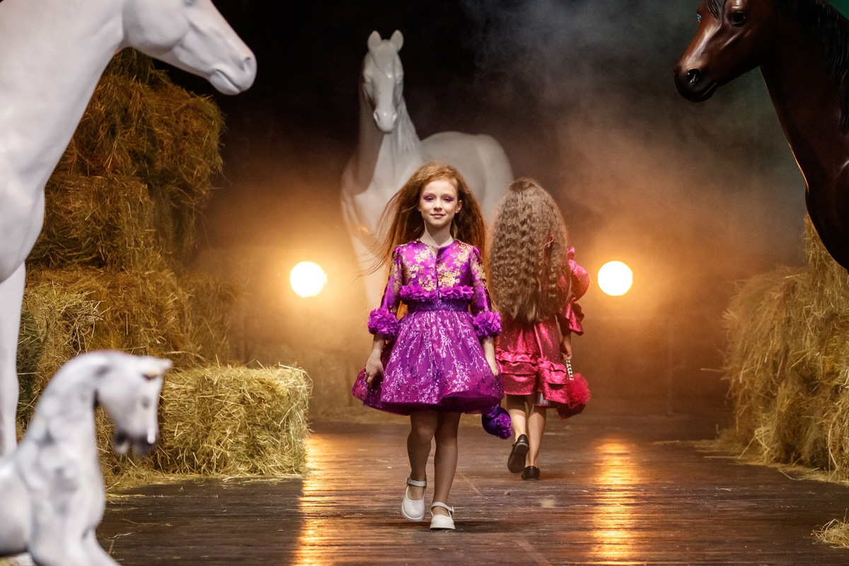 Райские птицы, выплывающие из тумана. Дизайнер детской одежды Наталья Рязанова вновь «выгуляла» свою яркую и сочную коллекцию Juicy flowers на роскошном подиуме. На сей раз она и ее дети-модели побывали на Magic Fashion Week в Москве. О том, какое волшебство там творилось, читайте у нас!