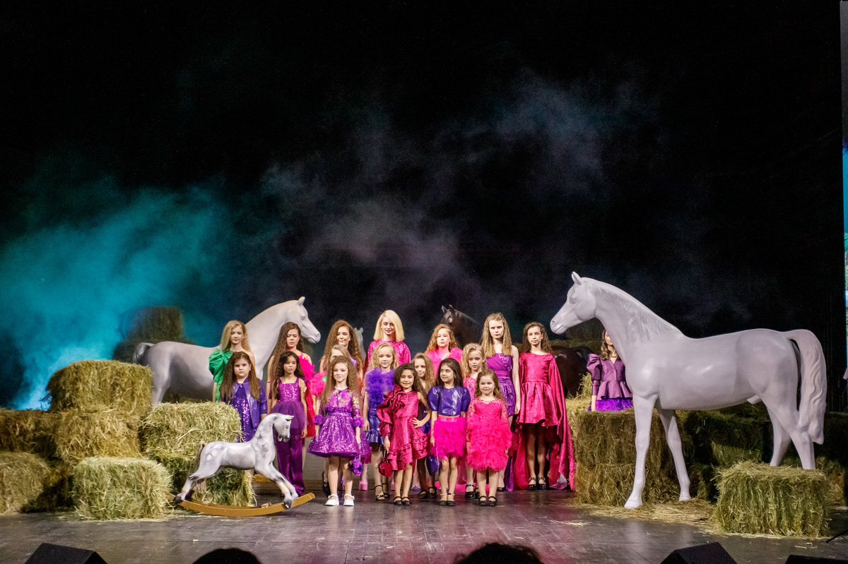 Райские птицы, выплывающие из тумана. Дизайнер детской одежды Наталья Рязанова вновь «выгуляла» свою яркую и сочную коллекцию Juicy flowers на роскошном подиуме. На сей раз она и ее дети-модели побывали на Magic Fashion Week в Москве. О том, какое волшебство там творилось, читайте у нас!