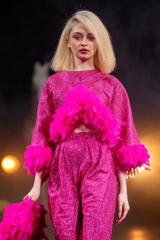 Райские птицы, выплывающие из тумана. Дизайнер детской одежды Наталья Рязанова вновь «выгуляла» свою яркую и сочную коллекцию Juicy flowers на роскошном подиуме. На сей раз она и ее дети-модели побывали на Magic Fashion Week в Москве. О том, какое волшебство там творилось, читайте у нас!