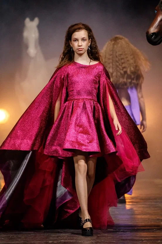 Райские птицы, выплывающие из тумана. Дизайнер детской одежды Наталья Рязанова вновь «выгуляла» свою яркую и сочную коллекцию Juicy flowers на роскошном подиуме. На сей раз она и ее дети-модели побывали на Magic Fashion Week в Москве. О том, какое волшебство там творилось, читайте у нас!