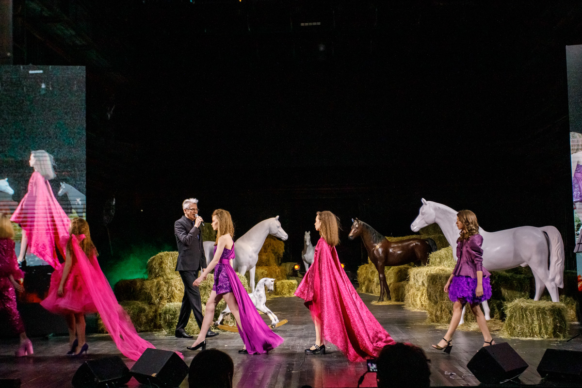 Райские птицы, выплывающие из тумана. Дизайнер детской одежды Наталья Рязанова вновь «выгуляла» свою яркую и сочную коллекцию Juicy flowers на роскошном подиуме. На сей раз она и ее дети-модели побывали на Magic Fashion Week в Москве. О том, какое волшебство там творилось, читайте у нас!