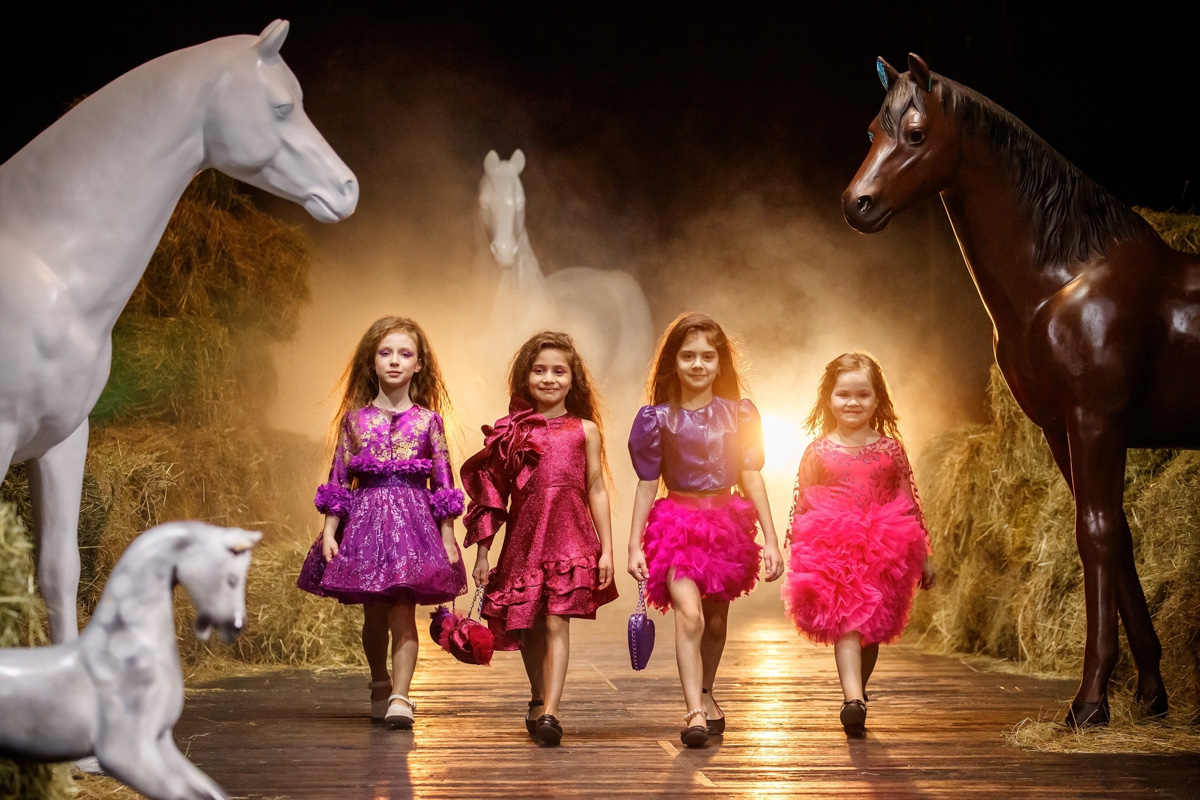 Райские птицы, выплывающие из тумана. Дизайнер детской одежды Наталья Рязанова вновь «выгуляла» свою яркую и сочную коллекцию Juicy flowers на роскошном подиуме. На сей раз она и ее дети-модели побывали на Magic Fashion Week в Москве. О том, какое волшебство там творилось, читайте у нас!