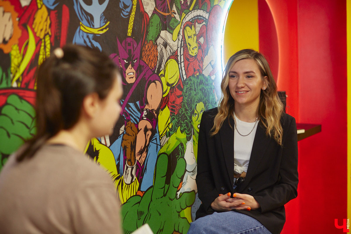 Оформление в стиле вселенной Marvel. Как вам такой кабинет психолога? Катерина Stark из Владимира занимается не только налаживанием семейных отношений, но и помогает детям. Супергеройская тематика вокруг позволяет им чувствовать себя как дома, а заодно транслирует главный девиз нашей героини: «Говорят, у меня синдром спасателя, так дай мне тебя спасти!».