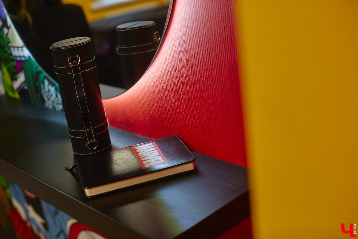 Оформление в стиле вселенной Marvel. Как вам такой кабинет психолога? Катерина Stark из Владимира занимается не только налаживанием семейных отношений, но и помогает детям. Супергеройская тематика вокруг позволяет им чувствовать себя как дома, а заодно транслирует главный девиз нашей героини: «Говорят, у меня синдром спасателя, так дай мне тебя спасти!».