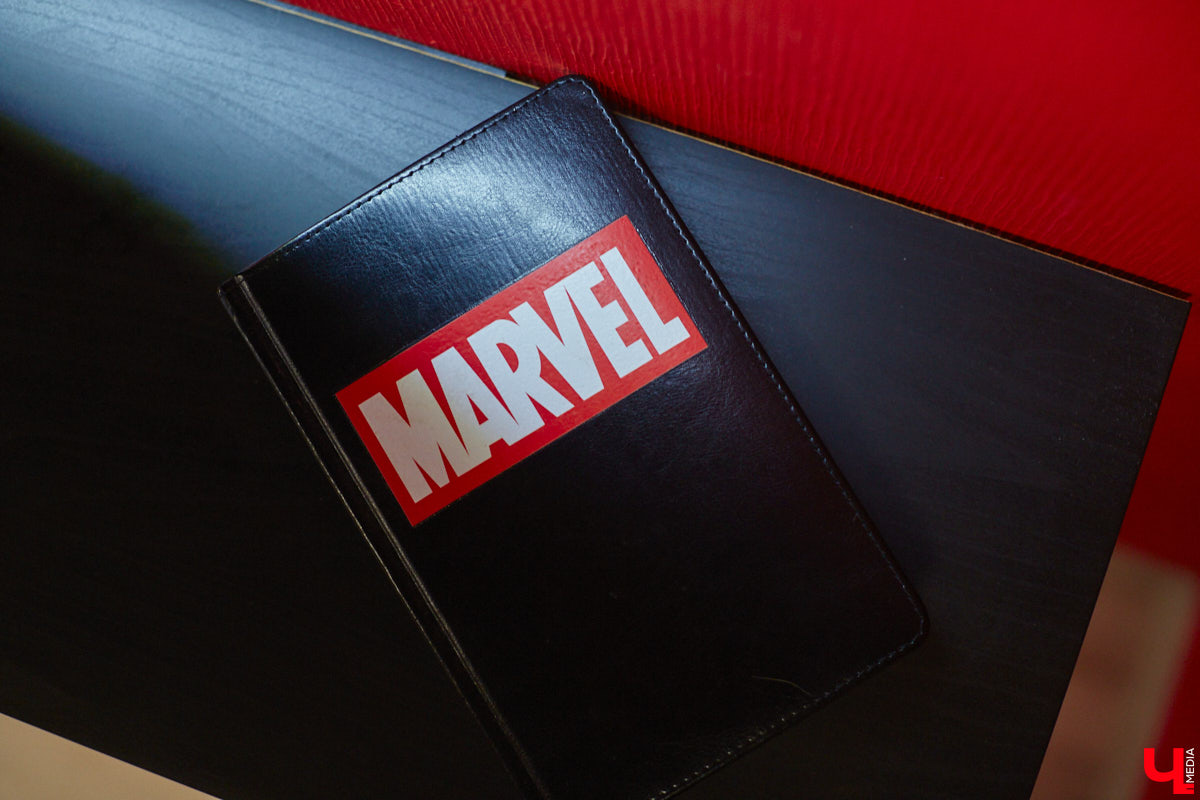 Оформление в стиле вселенной Marvel. Как вам такой кабинет психолога? Катерина Stark из Владимира занимается не только налаживанием семейных отношений, но и помогает детям. Супергеройская тематика вокруг позволяет им чувствовать себя как дома, а заодно транслирует главный девиз нашей героини: «Говорят, у меня синдром спасателя, так дай мне тебя спасти!».