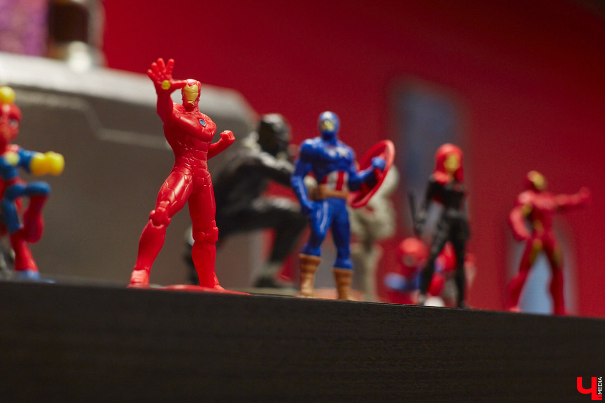 Оформление в стиле вселенной Marvel. Как вам такой кабинет психолога? Катерина Stark из Владимира занимается не только налаживанием семейных отношений, но и помогает детям. Супергеройская тематика вокруг позволяет им чувствовать себя как дома, а заодно транслирует главный девиз нашей героини: «Говорят, у меня синдром спасателя, так дай мне тебя спасти!».