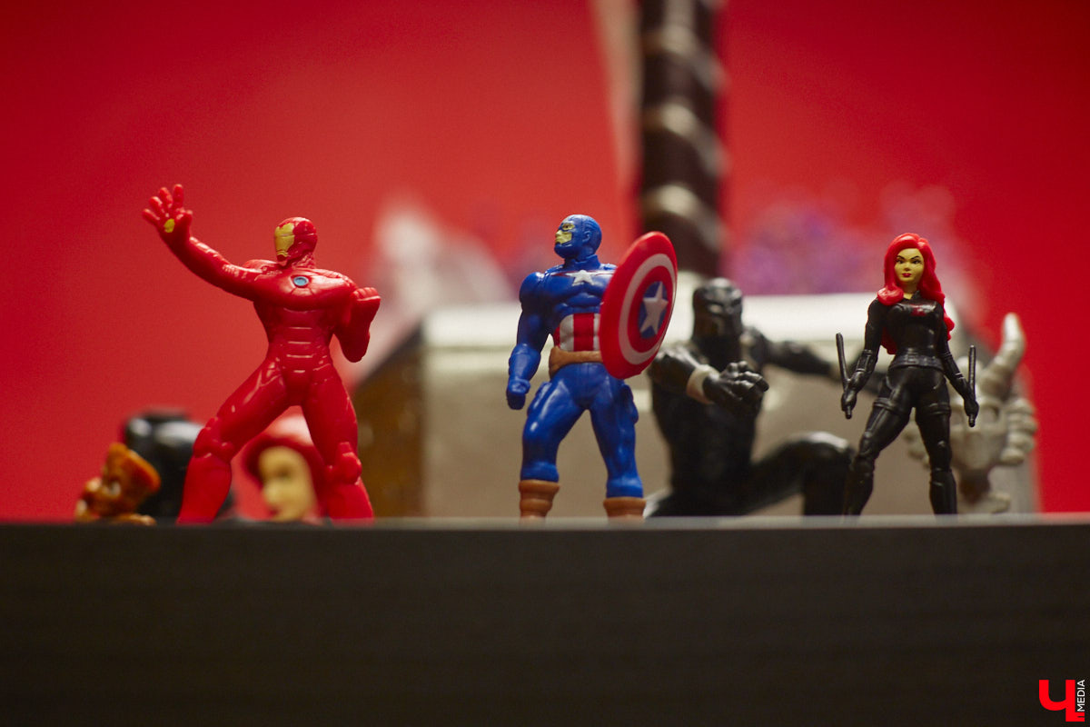 Оформление в стиле вселенной Marvel. Как вам такой кабинет психолога? Катерина Stark из Владимира занимается не только налаживанием семейных отношений, но и помогает детям. Супергеройская тематика вокруг позволяет им чувствовать себя как дома, а заодно транслирует главный девиз нашей героини: «Говорят, у меня синдром спасателя, так дай мне тебя спасти!».