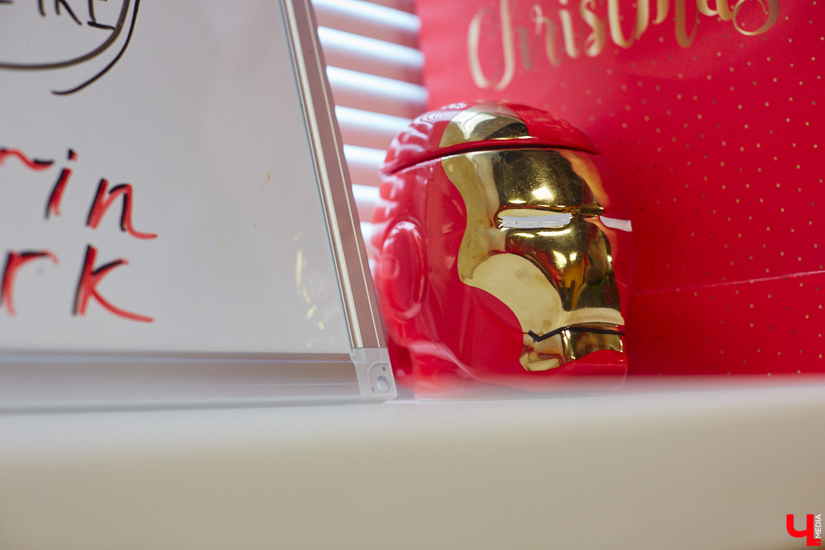 Оформление в стиле вселенной Marvel. Как вам такой кабинет психолога? Катерина Stark из Владимира занимается не только налаживанием семейных отношений, но и помогает детям. Супергеройская тематика вокруг позволяет им чувствовать себя как дома, а заодно транслирует главный девиз нашей героини: «Говорят, у меня синдром спасателя, так дай мне тебя спасти!».