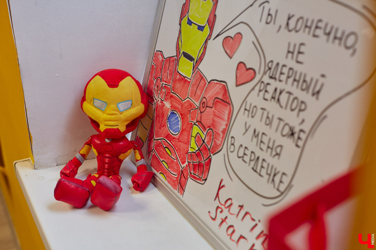 Оформление в стиле вселенной Marvel. Как вам такой кабинет психолога? Катерина Stark из Владимира занимается не только налаживанием семейных отношений, но и помогает детям. Супергеройская тематика вокруг позволяет им чувствовать себя как дома, а заодно транслирует главный девиз нашей героини: «Говорят, у меня синдром спасателя, так дай мне тебя спасти!».