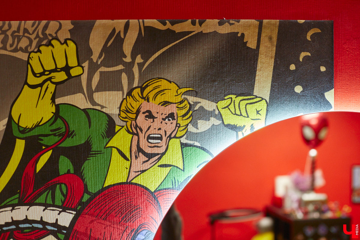 Оформление в стиле вселенной Marvel. Как вам такой кабинет психолога? Катерина Stark из Владимира занимается не только налаживанием семейных отношений, но и помогает детям. Супергеройская тематика вокруг позволяет им чувствовать себя как дома, а заодно транслирует главный девиз нашей героини: «Говорят, у меня синдром спасателя, так дай мне тебя спасти!».