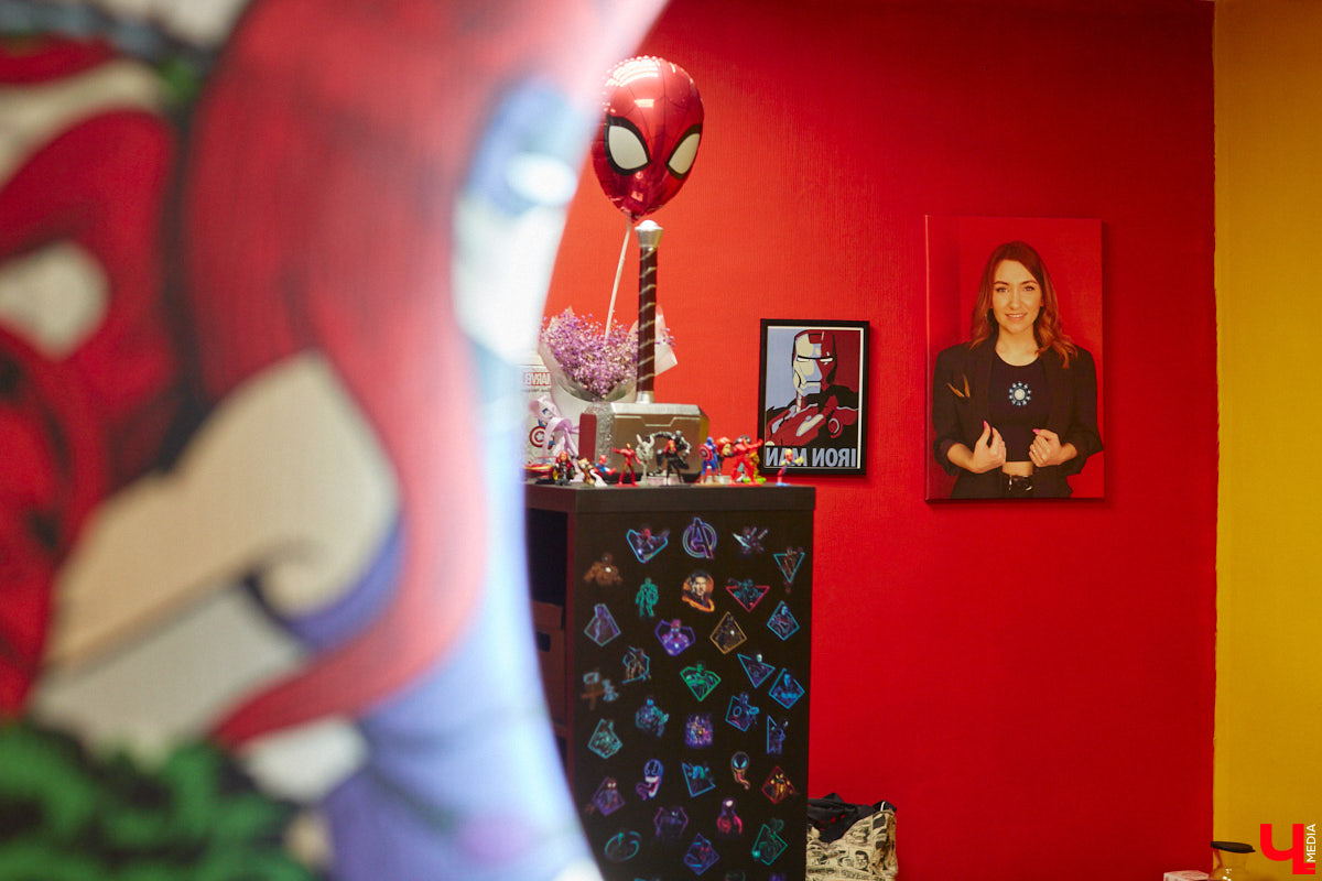 Оформление в стиле вселенной Marvel. Как вам такой кабинет психолога? Катерина Stark из Владимира занимается не только налаживанием семейных отношений, но и помогает детям. Супергеройская тематика вокруг позволяет им чувствовать себя как дома, а заодно транслирует главный девиз нашей героини: «Говорят, у меня синдром спасателя, так дай мне тебя спасти!».