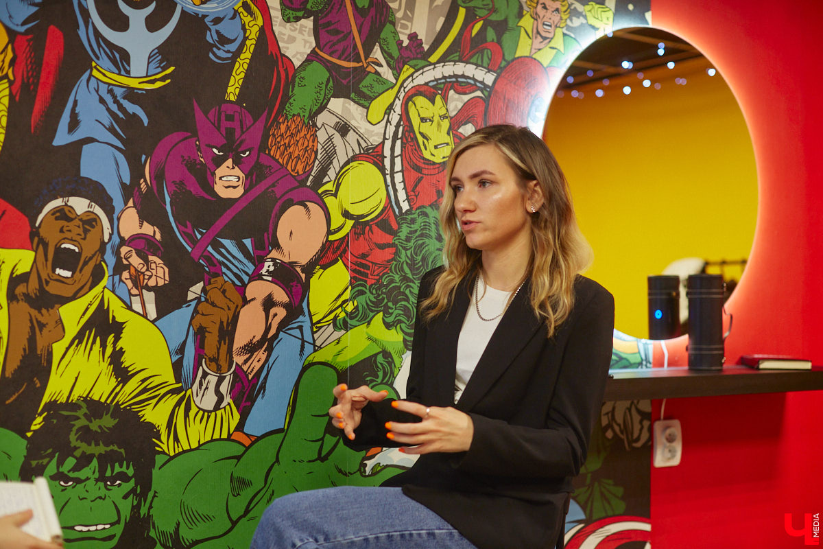 Оформление в стиле вселенной Marvel. Как вам такой кабинет психолога? Катерина Stark из Владимира занимается не только налаживанием семейных отношений, но и помогает детям. Супергеройская тематика вокруг позволяет им чувствовать себя как дома, а заодно транслирует главный девиз нашей героини: «Говорят, у меня синдром спасателя, так дай мне тебя спасти!».