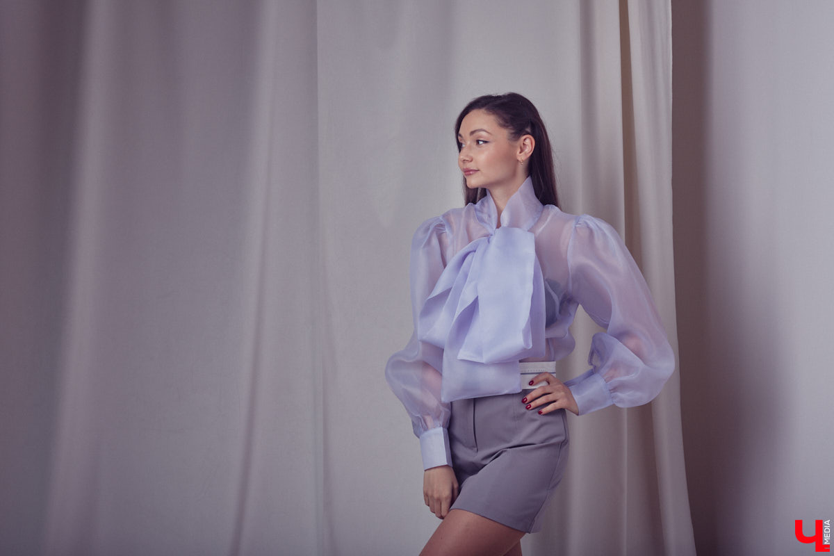 Юлия Варакина, известная во Владимире под псевдонимом Юля Ю, не только певица, но и молодая мама дочек-погодок. Немудрено, что и стиль у девушки столь же разный, как и она сама, а потому в ее гардеробе легко сочетаются абсолютно противоположные наряды.