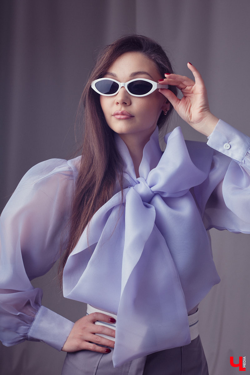 Юлия Варакина, известная во Владимире под псевдонимом Юля Ю, не только певица, но и молодая мама дочек-погодок. Немудрено, что и стиль у девушки столь же разный, как и она сама, а потому в ее гардеробе легко сочетаются абсолютно противоположные наряды.