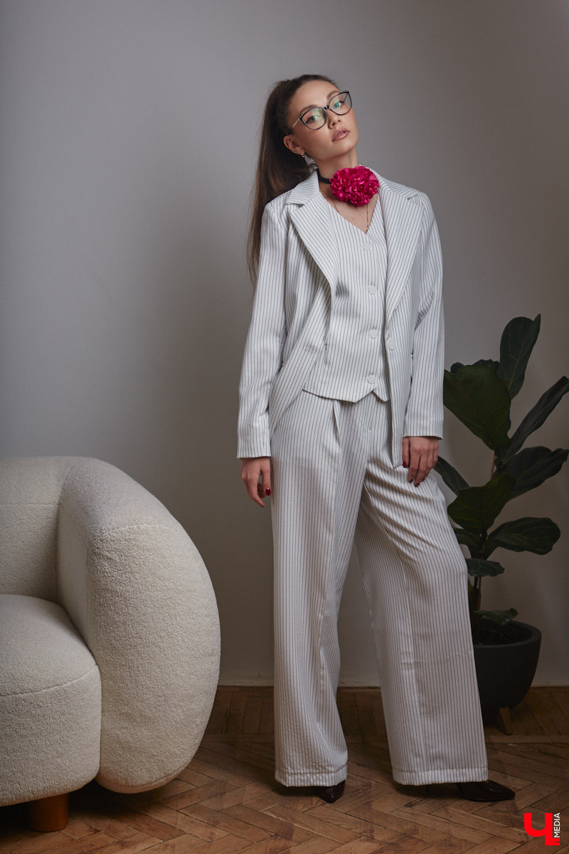 Юлия Варакина, известная во Владимире под псевдонимом Юля Ю, не только певица, но и молодая мама дочек-погодок. Немудрено, что и стиль у девушки столь же разный, как и она сама, а потому в ее гардеробе легко сочетаются абсолютно противоположные наряды.