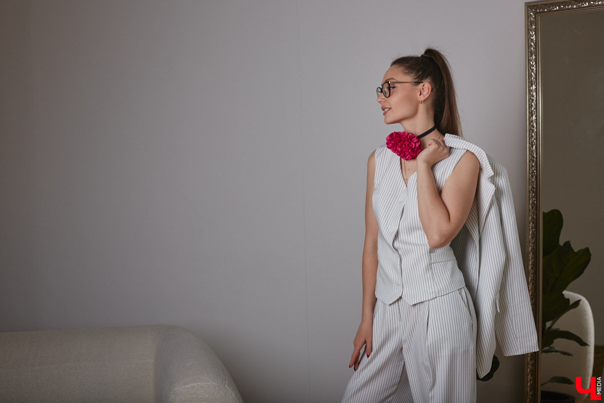 Юлия Варакина, известная во Владимире под псевдонимом Юля Ю, не только певица, но и молодая мама дочек-погодок. Немудрено, что и стиль у девушки столь же разный, как и она сама, а потому в ее гардеробе легко сочетаются абсолютно противоположные наряды.