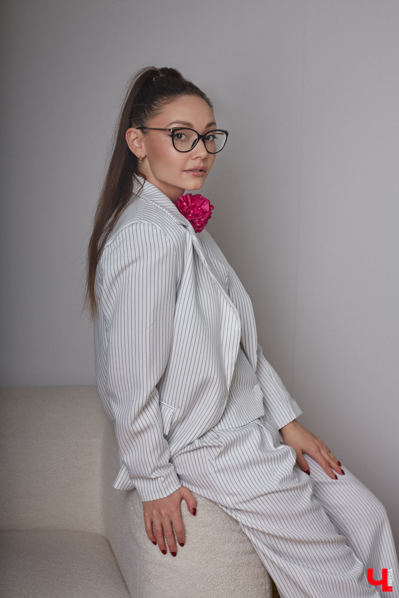 Юлия Варакина, известная во Владимире под псевдонимом Юля Ю, не только певица, но и молодая мама дочек-погодок. Немудрено, что и стиль у девушки столь же разный, как и она сама, а потому в ее гардеробе легко сочетаются абсолютно противоположные наряды.