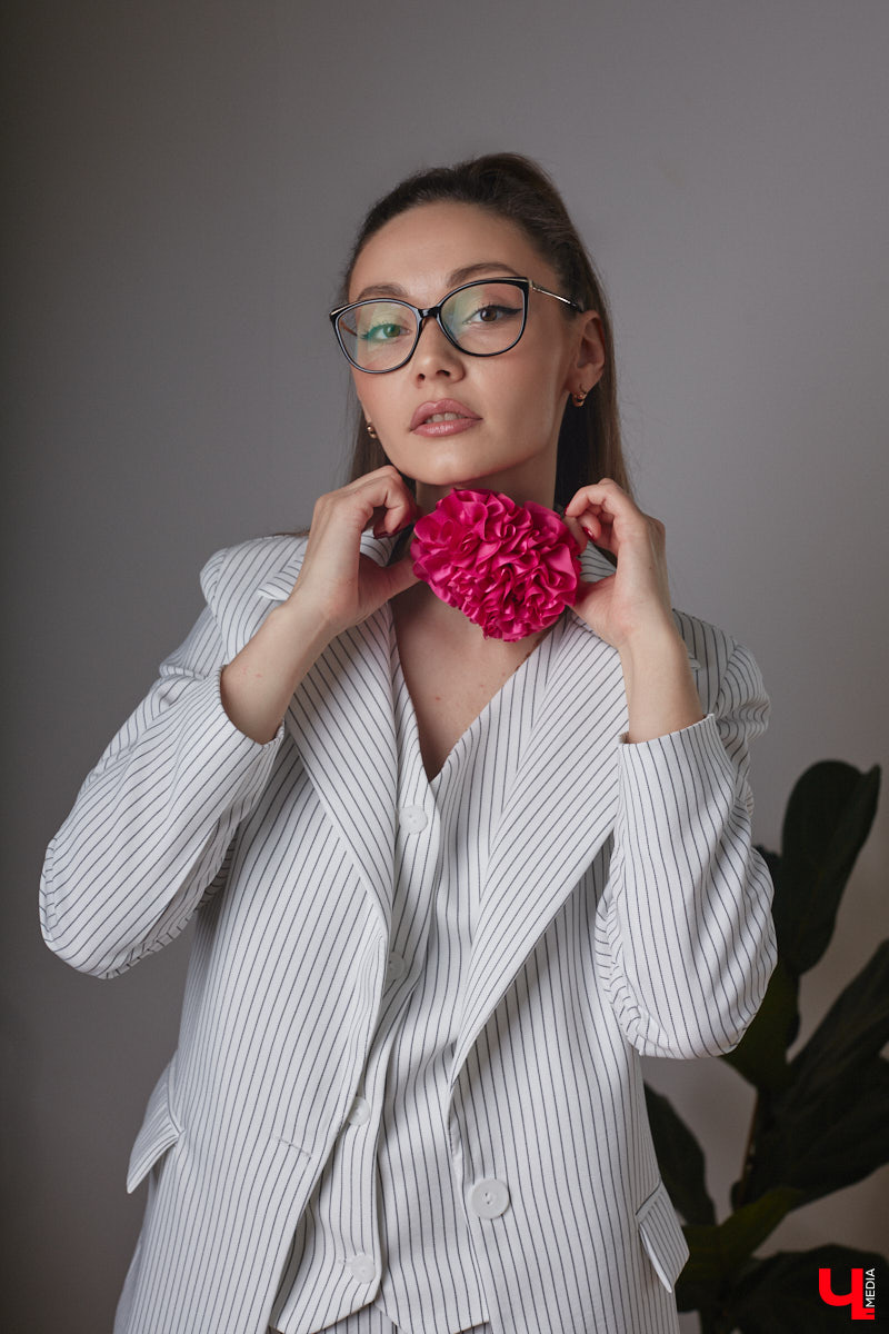 Юлия Варакина, известная во Владимире под псевдонимом Юля Ю, не только певица, но и молодая мама дочек-погодок. Немудрено, что и стиль у девушки столь же разный, как и она сама, а потому в ее гардеробе легко сочетаются абсолютно противоположные наряды.