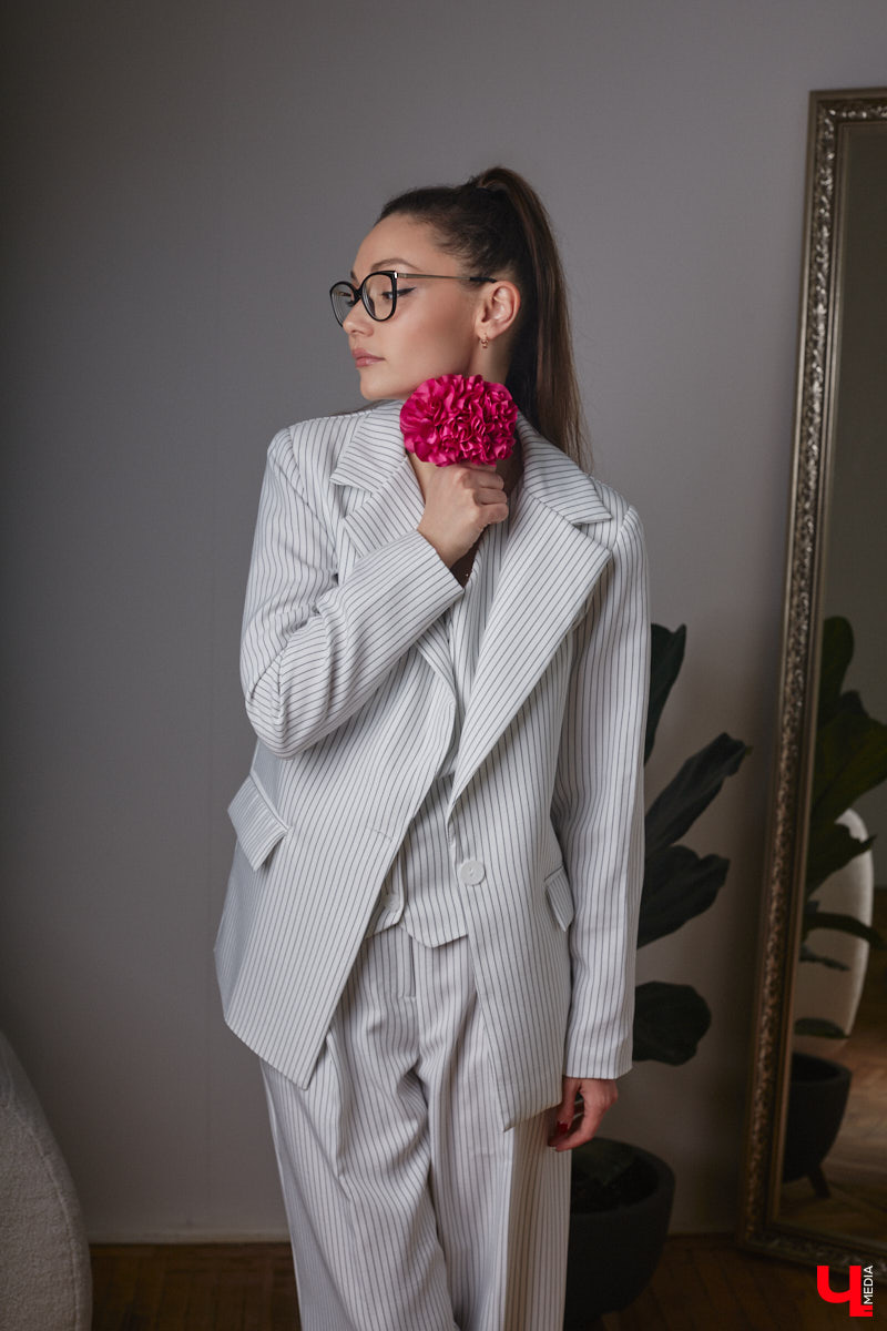 Юлия Варакина, известная во Владимире под псевдонимом Юля Ю, не только певица, но и молодая мама дочек-погодок. Немудрено, что и стиль у девушки столь же разный, как и она сама, а потому в ее гардеробе легко сочетаются абсолютно противоположные наряды.