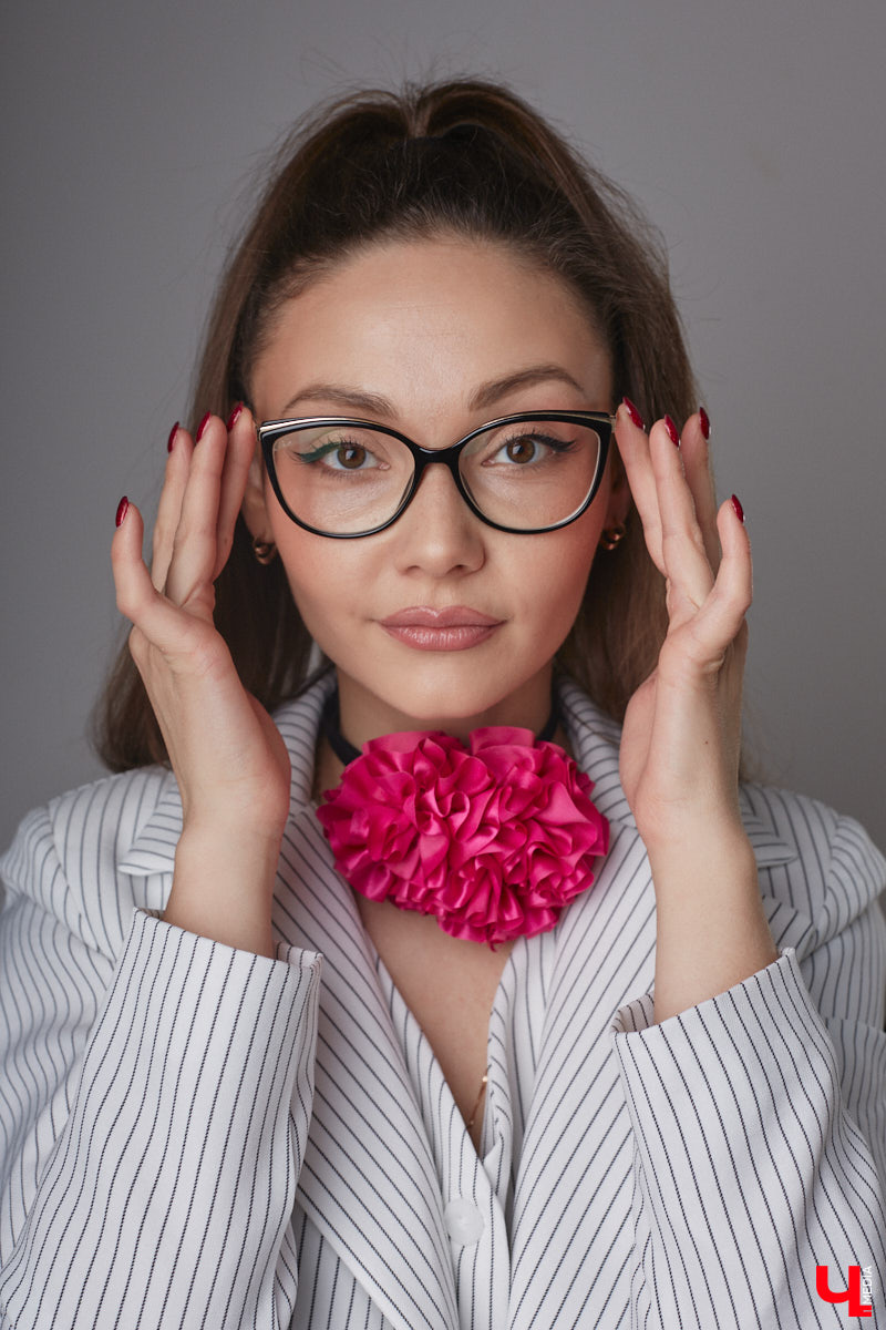 Юлия Варакина, известная во Владимире под псевдонимом Юля Ю, не только певица, но и молодая мама дочек-погодок. Немудрено, что и стиль у девушки столь же разный, как и она сама, а потому в ее гардеробе легко сочетаются абсолютно противоположные наряды.