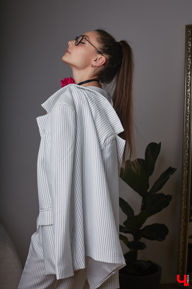 Юлия Варакина, известная во Владимире под псевдонимом Юля Ю, не только певица, но и молодая мама дочек-погодок. Немудрено, что и стиль у девушки столь же разный, как и она сама, а потому в ее гардеробе легко сочетаются абсолютно противоположные наряды.